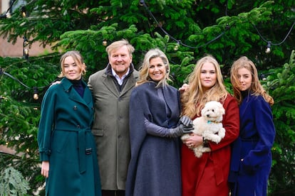 Los reyes de Países Bajos y sus hijas han esperado casi hasta el último momento para realizar su tradicional posado navideño en familia. Guillermo y Máxima se han fotografiado junto a sus hijas, las princesas Amalia, Alexia y Ariane (y su perro) en la explanada que hay junto a la puerta de su residencia oficial, el Palacio Huis ten Bosch, que ha sido adornada con motivos navideños para celebrar las fiestas.