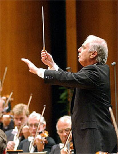 Daniel Barenboim dirige anoche en Santiago de Compostela a la Staatskapelle de Berlín, en el concierto a favor de los damnificados por el Prestige.