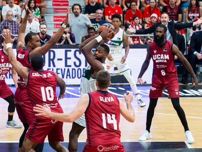 Melvin Ejim, con el balón, durante el partido entre el Unicaja Málaga y el UCAM Murcia.