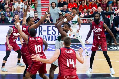 Melvin Ejim, con el balón, durante el partido entre el Unicaja Málaga y el UCAM Murcia.