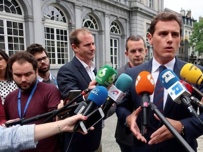 Albert Rivera, líder de Ciudadanos, responde a los medios en Bruselas. / LEO RODRÍGUEZ (EFE)