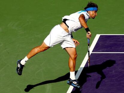 Ferrer sirve durante el partido ante Tommy Haas.