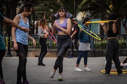 Clases de baile y acrobacia en la alameda de Santa María la Ribera, en Ciudad de México, el 21 de febrero de 2023.