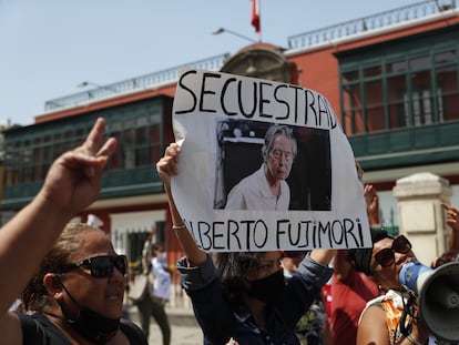 Simpatizantes del expresidente Alberto Fujimori se manifiestan este jueves frente al Tribunal Constitucional en Lima (Perú).