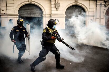 La policía lanza gases lacrimógenos en una protesta por la destitución de Martín Vizcarra este 10 de noviembre en Lima.