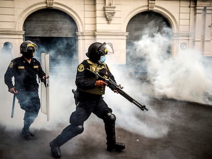 La policía lanza gases lacrimógenos en una protesta por la destitución de Martín Vizcarra este 10 de noviembre en Lima.