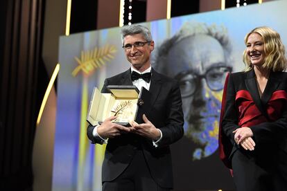 Cate Blanchett, presidenta del jurado del Festival de Cannes de 2018, posa con el director Fabrice Aragno, quien recibió la Palma de Oro especial en nombre de Jean-Luc Godard por su película 'El libro de imágenes'.