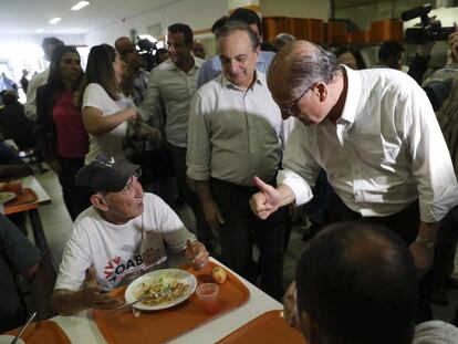 Alckmin cumprimenta frequentadores do Bom Prato no Brás, em 3 de setembro.