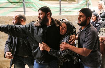 Familiares palestinos del joven Hamdan Abu Amsha, asesinado un día antes por las fuerzas israelíes, lloran durante su funeral en Beit Hanun, en el norte de Gaza Franja.