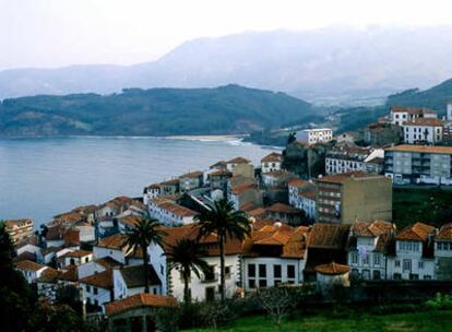El caserío blanco de Lastres, en el concejo asturiano de Colunga, con la playa de La Griega al fondo