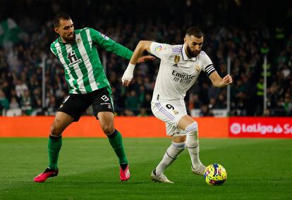 Benzema controla el balón ante Borja Iglesias durante el Betis-Real Madrid de este domingo.