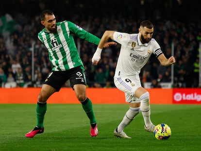 Benzema controla el balón ante Borja Iglesias durante el Betis-Real Madrid de este domingo.