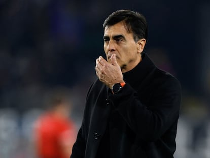 El entrenador Gustavo Quinteros durante el partido ante Deportivo Pereira en el Monumental, el 29 de junio.