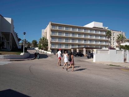 Varias turistas pasan frente al hotel Aguamarina, en Menorca, que cerró el 8 de agosto por baja ocupación después de un mes abierto tras la pandemia.