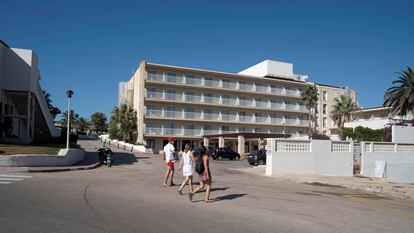 Varias turistas pasan frente al hotel Aguamarina, en Menorca, que cerró el 8 de agosto por baja ocupación después de un mes abierto tras la pandemia.