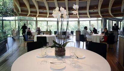 Salón del restaurante del cocinero Martín Berasategui en Lasarte (Gipuzkoa).