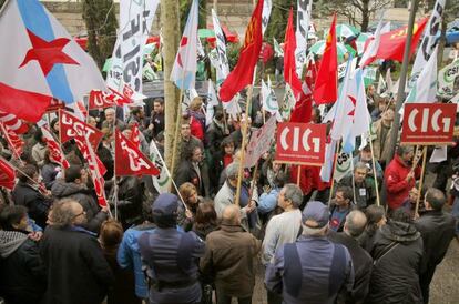 Funcionarios de Santiago protestan por los recortes 