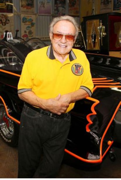 George Barris, junto a un Batm&oacute;vil de 1966 en su negocio de Hollywood, en 2010.