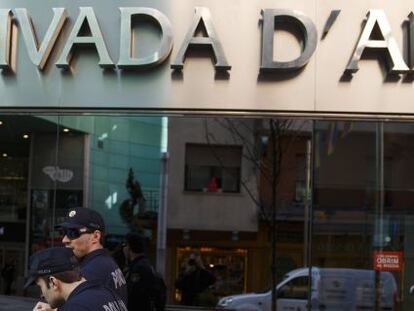 Dos polic&iacute;as caminan frente a la sede de BPA, en Andorra.