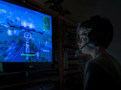 Un niño juega con su videoconsola a 'Fortnite'.