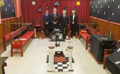 Jesus Soriano, Antonio Carro y Carlos Pereira, en el templo masónico en A Coruña antes de la ceremonia de Rosa Cruz.