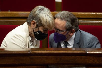 La exconsejera de Justicia, Lourdes Ciuró, conversa con el exresponsable de Economia y Hacienda, Jaume Giró, durante un pleno en el Parlament.