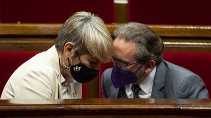 La exconsejera de Justicia, Lourdes Ciuró, conversa con el exresponsable de Economia y Hacienda, Jaume Giró, durante un pleno en el Parlament.