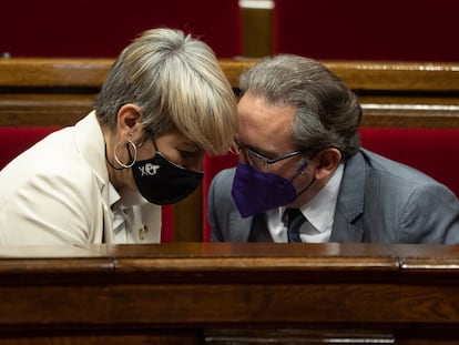 La exconsejera de Justicia, Lourdes Ciuró, conversa con el exresponsable de Economia y Hacienda, Jaume Giró, durante un pleno en el Parlament.