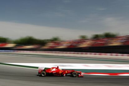 Fernando Alonso rueda en Montmeló.