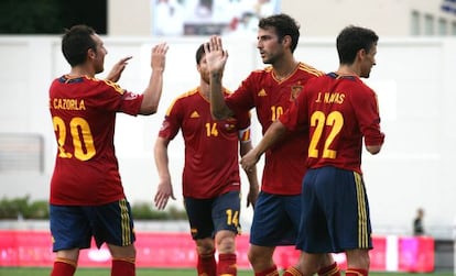 Los jugadores de la selección celebran el gol de Cesc.