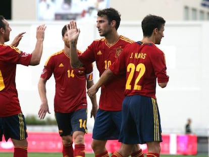 Los jugadores de la selección celebran el gol de Cesc.