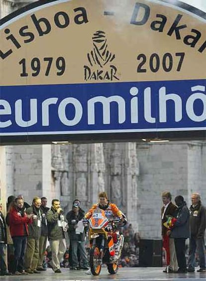El piloto Marc Coma, defensor del título, tras darse la salida del rally Lisboa-Dakar.