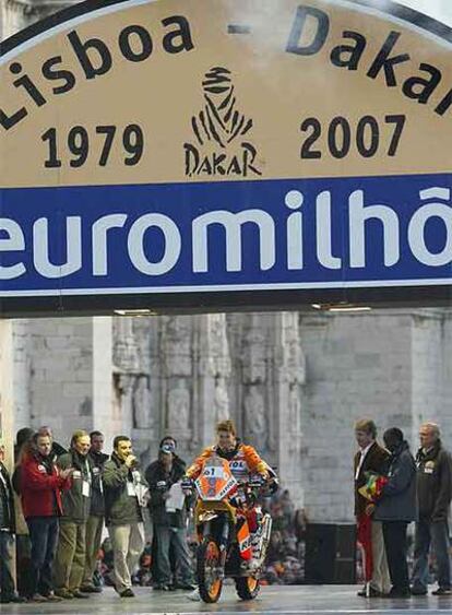 El piloto Marc Coma, defensor del título, tras darse la salida del rally Lisboa-Dakar.