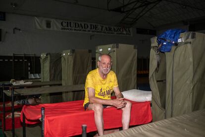 Cándido González, en su litera del polideportivo municipal de Tarazona (Zaragoza), durante la noche del domingo.