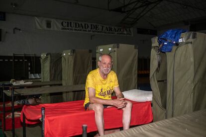 Cándido González, en su litera del polideportivo municipal de Tarazona (Zaragoza), durante la noche del domingo.
