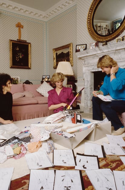 Diana de Gales junto a los diseñadores David y Elizabeth Emanuel el 6 de agosto de 1986 en el palacio de Kensington. 