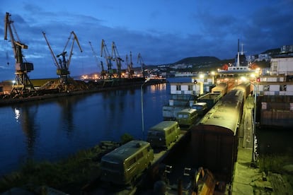 Puerto de Jolmsk, isla de Sajalín, esperando el transbordador del continente.