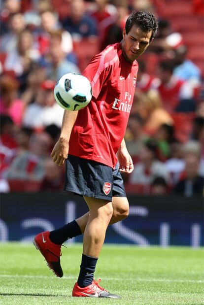 Cesc, durante el entrenamiento de ayer del Arsenal en el Emirates Stadium de Londres.