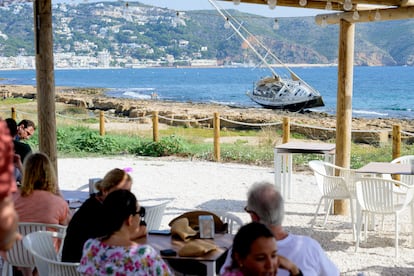 Vista del velero desde el chiringuito Maraki Beach, de Xàbia.