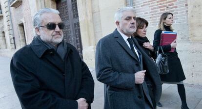 El responsable de la Fundación Cyes, Marcial López (izquierda), a su llegada al TSJ para declarar.