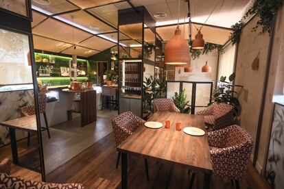 Interior de El Invernadero, restaurante situado en la calle de Ponzano.