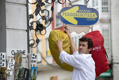 José María Díaz Bernárdez en la Peregrinoteca, la tienda que regenta en Sarria al pie del Camino de Santiago.