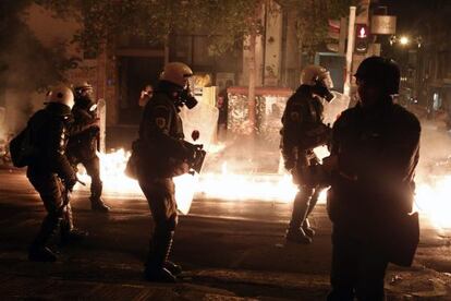 Disturbios tras una manifestaci&oacute;n en Atenas.