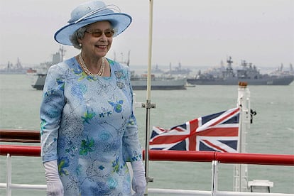 La Reina, a bordo del <i>HMS Endurance,</i> un bergantín rompehielos de la Royal Navy, pasa revista durante tres horas a los barcos, saludada por 21 salvas de cañón.  La Royal Navy aporta 67 navíos de guerra, incluidos los portaaviones <i>HMS Illustrious</i> y <I>HMS Invincible</i>. Este último buque es la insignia de la Marina británica.