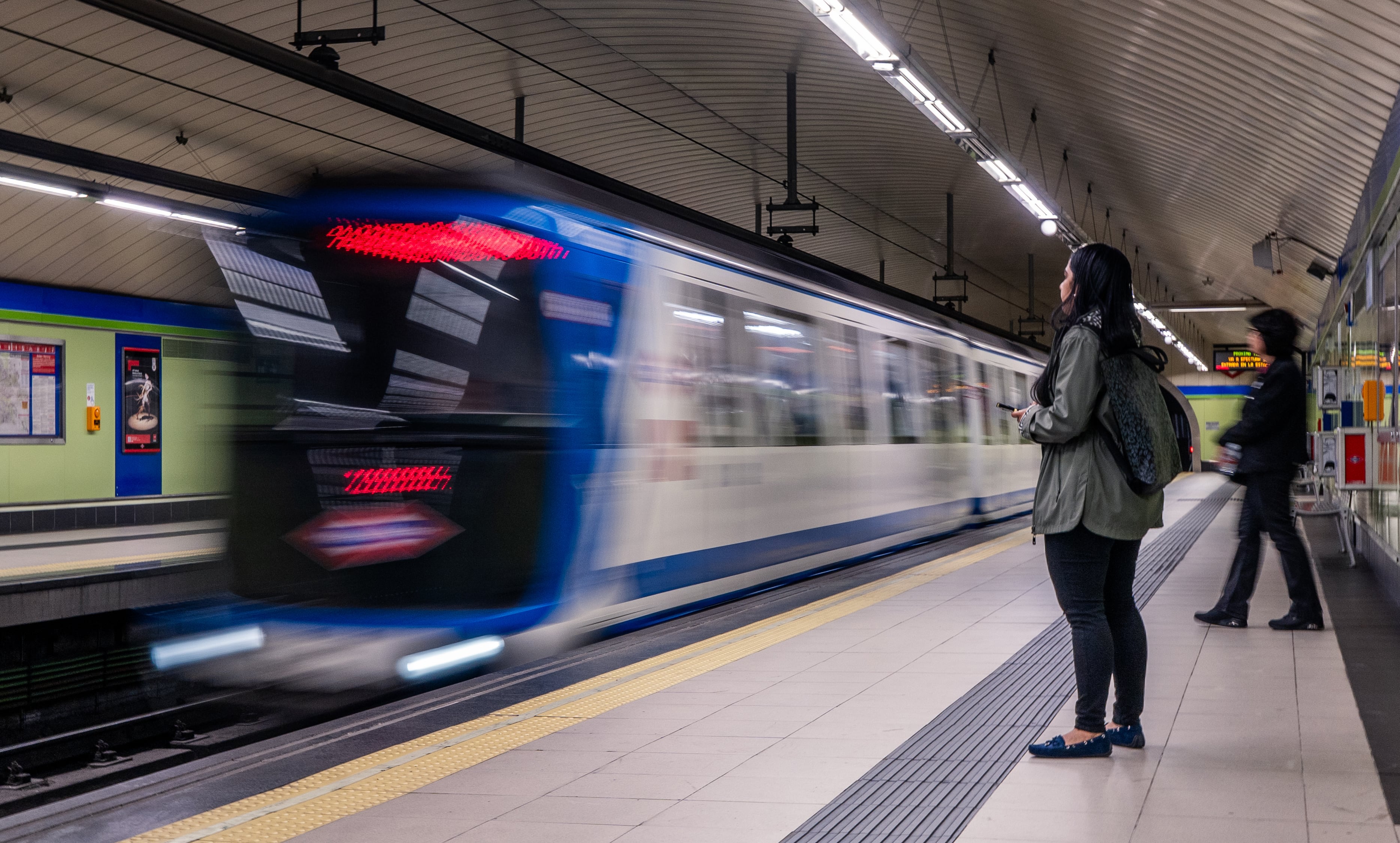 El metro más grande de España reconoce que los equipos que usa para revisar las vías manualmente están “obsoletos”