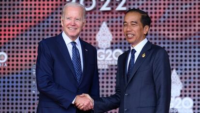 El presidente de Indonesia, Joko Widodo, saluda a su homólogo de EE UU, Joe Biden, durante el G-20 en Bali.