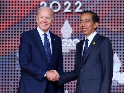 El presidente de Indonesia, Joko Widodo, saluda a su homólogo de EE UU, Joe Biden, durante el G-20 en Bali.