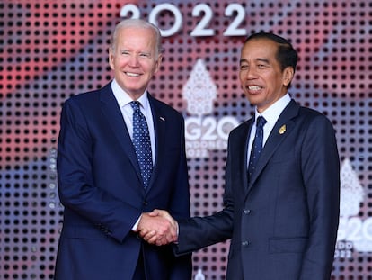 El presidente de Indonesia, Joko Widodo, saluda a su homólogo de EE UU, Joe Biden, durante el G-20 en Bali.