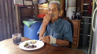 José Guevera, Chepe, con su desayuno tradicional a base de gallopinto (arroz y frijoles)