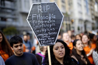 Protestas contra la desaparición de nueve facultades en Madrid.